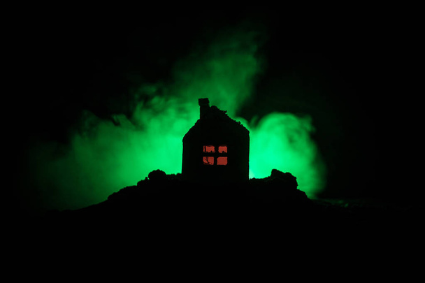 Régi ház az erdőben, éjjel egy szellem vagy elhagyott kísértetjárta Horror ház a ködben. Régi épület misztikus halott fa erdei. Fák, éjjel a Hold. Szürreális fények. - Fotó, kép