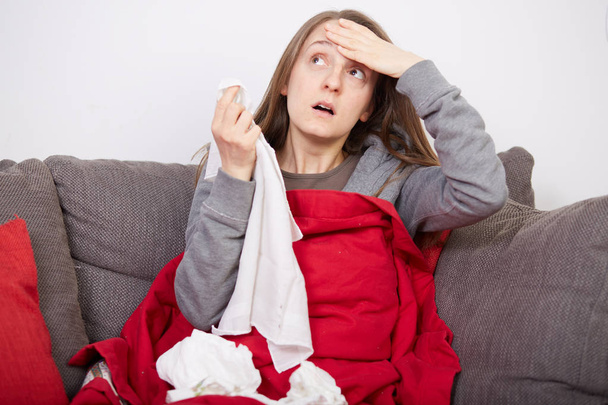 woman with flu on sofa - Foto, Imagem