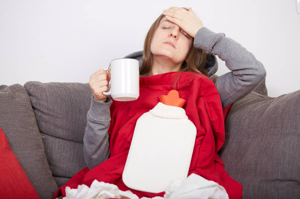 женщина с гриппом на диване
 - Фото, изображение