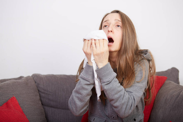 mujer con gripe en el sofá
 - Foto, imagen