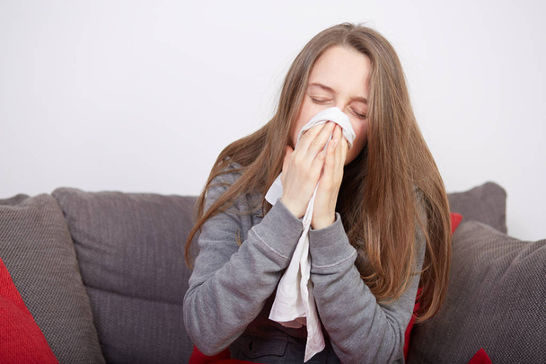 woman with flu on sofa - Zdjęcie, obraz