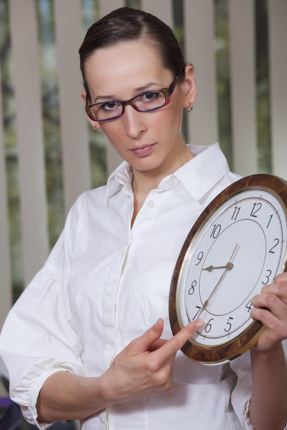 ongelukkig vrouw met grote klok - Foto, afbeelding