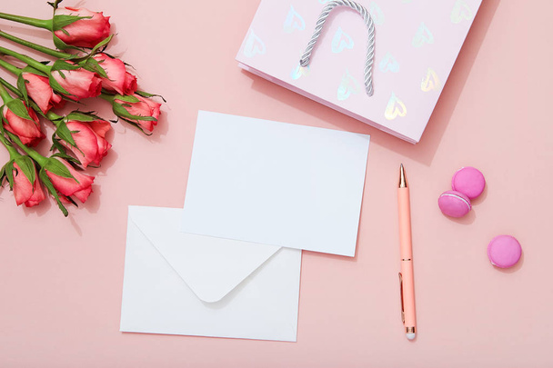 Valentine's Day greeting card flat lay, Feminine envelope with roses on pink background - Φωτογραφία, εικόνα