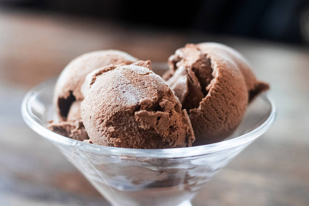 Palle di gelato al cioccolato in un vaso
 - Foto, immagini