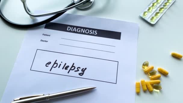 Diagnose epilepsie in een medische vorm op de dokter Bureau. - Video