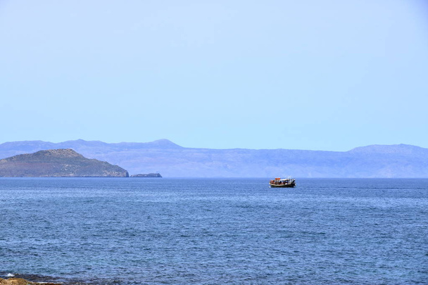 Κρουαζιέρα με πλωτό ενετικό λιμάνι και Μεσόγειο θάλασσα Χανίων, Κρήτη, Ελλάδα - Φωτογραφία, εικόνα