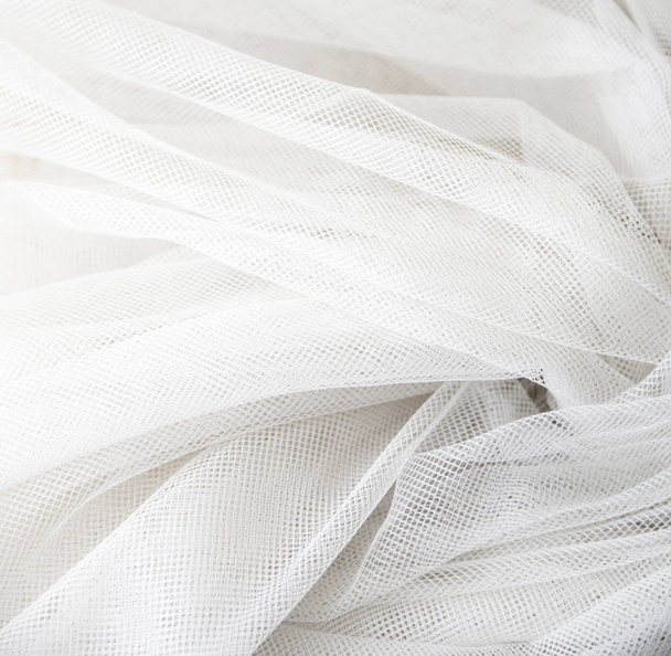 Boda de seda blanca de tela transparente. Fondo de textura de gasa suave abstracta. Gasa blanca suave con patrón de curva y onda
. - Foto, Imagen