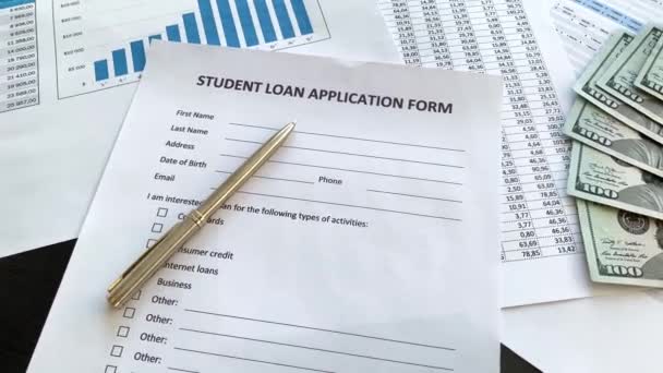 Έντυπο αίτησης για φοιτητικό δάνειο στον πίνακα - Πλάνα, βίντεο