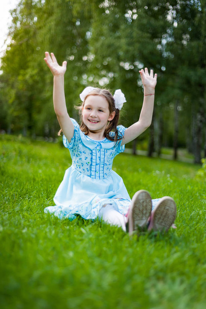 cute little girl having fun walking in a Sunny Park - Foto, imagen