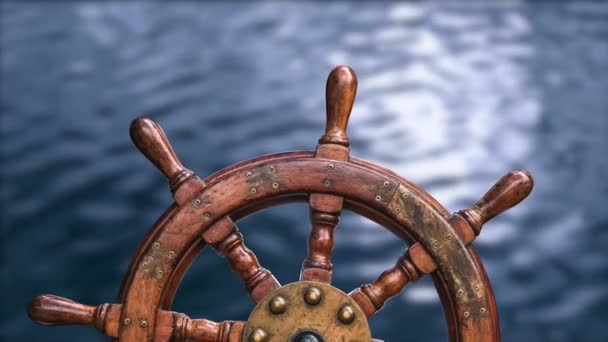 Detalle náutico de la rueda de un barco contra el agua del océano tropical
 - Imágenes, Vídeo