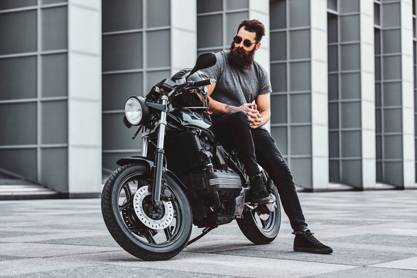 Portrét vousatého bikera s motorkou - Fotografie, Obrázek