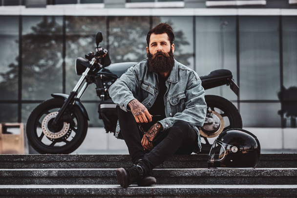 Sakallı bisikletçinin motosikletiyle ürperen portresi - Fotoğraf, Görsel