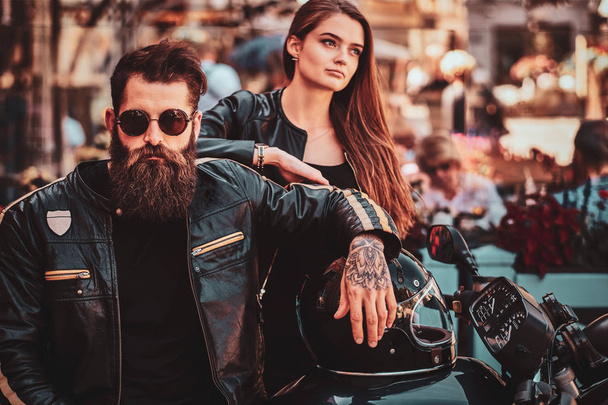 Portrét atraktivního páru s motorku v citycentru - Fotografie, Obrázek