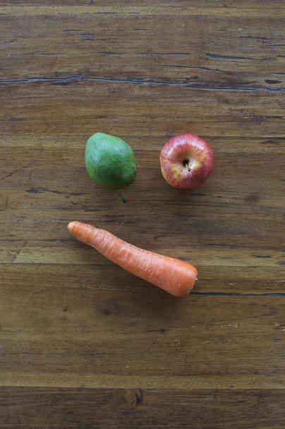Çeşitli meyve ve sebzelerden yapılmış karışık bir yüz - Fotoğraf, Görsel
