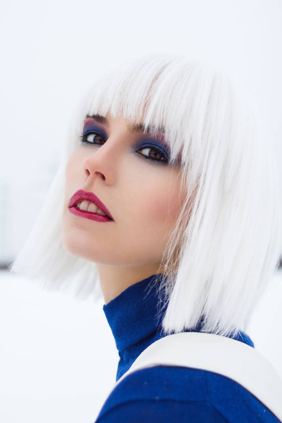 дівчина в білій перуці зима з блакитним макіяжем очей
 - Фото, зображення