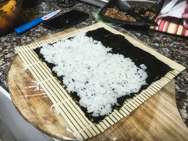 cómo hacer un sushi coreano llamado gimbap
 - Foto, Imagen