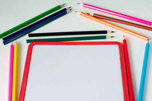 Muchos lápices de colores se encuentran sobre un fondo blanco. Recibido spase. El
  - Foto, Imagen