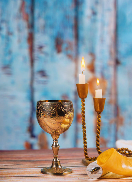 Szabat challah wina chleba i świece na drewnianym stole - Zdjęcie, obraz