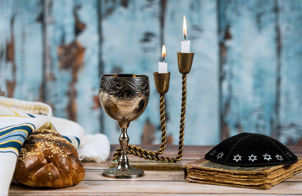 Şabat Shalom geleneksel Yahudi ritüel için ev yapımı challah - Fotoğraf, Görsel