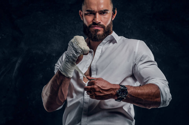 Portret bezczelny Brodatego mężczyznę z rękawicami bokserskim - Zdjęcie, obraz
