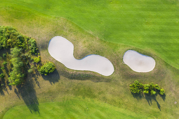 Вид с воздуха на поле для гольфа. Вид беспилотника или вертолета на песчаный бункер
 - Фото, изображение