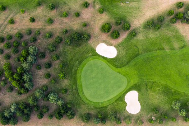 Widok z lotu ptaka na pole golfowe. Drone lub helikopter widok zielonego pola piasku bunkra - Zdjęcie, obraz