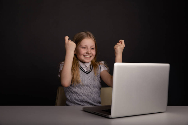 Linda chica feliz viendo la computadora y sintiéndose tan feliz aislado
. - Foto, imagen