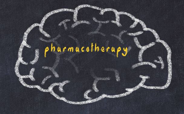 Yazıt farmakoterapi ile tebeşir tahtası üzerinde insan beyninin Drawind - Fotoğraf, Görsel