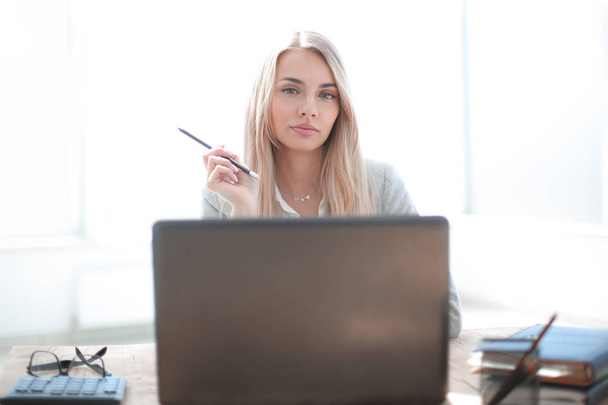 young business woman sitting at her Desk - Foto, immagini