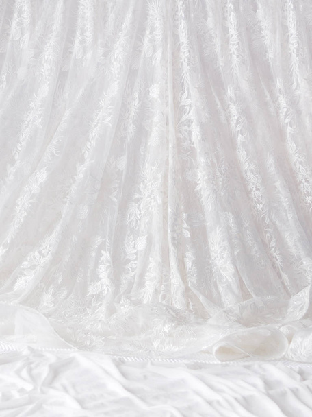 刺繍要素を持つ花嫁のレースドレス。結婚式のためのブライダル伝統的な象徴的なアクセサリー. - 写真・画像