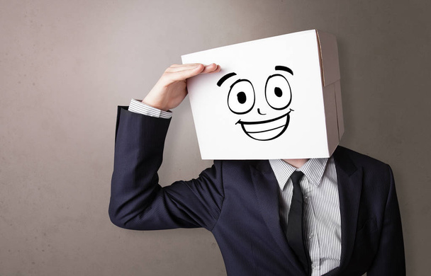 Νεαρό αγόρι με πρόσωπο ευτυχισμένη κουτί από χαρτόνι - Φωτογραφία, εικόνα