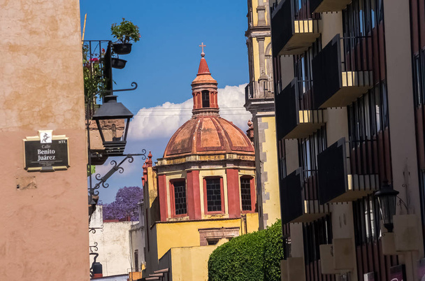 Straßen und das rote Dach der Kathedrale in der Innenstadt von Queretaro  - Foto, Bild