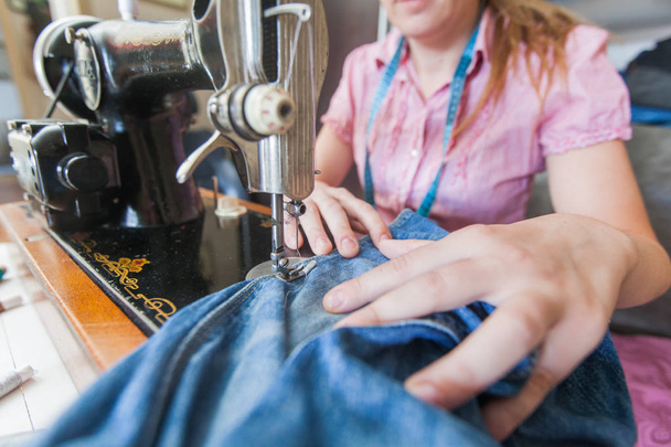 mulher alfaiate usando máquina de costura retro
 - Foto, Imagem