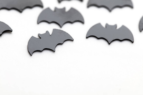 Black bat shapes on a white background. Halloween background - Foto, Imagem