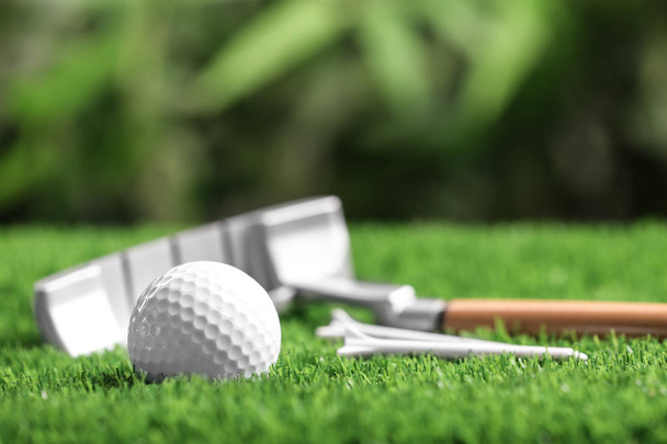 Conjunto de equipos de golf en césped artificial verde
 - Foto, imagen