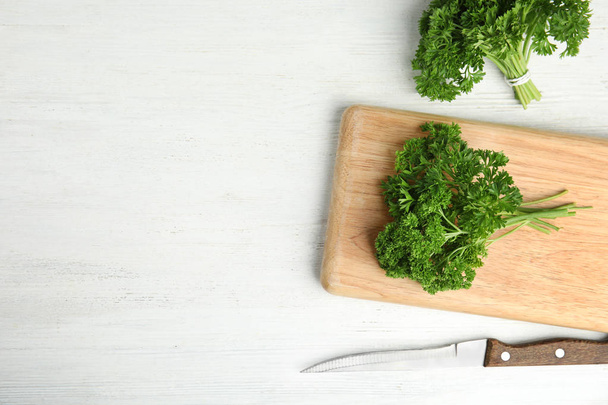 Flat lay composition with fresh green parsley on wooden table, space for text - Foto, immagini