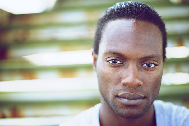 Портрет красивого черного мужчины, смотрящего в камеру
 - Фото, изображение