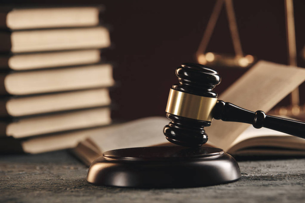 Concepto de ley: libro de leyes abierto con un mazo de jueces de madera sobre la mesa en una sala de tribunal o en una oficina de aplicación de la ley sobre fondo azul
. - Foto, Imagen