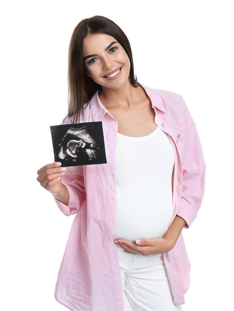 Mujer embarazada feliz con imagen de ultrasonido sobre fondo blanco
 - Foto, Imagen