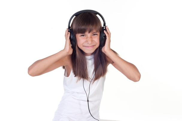 Krásná roztomilá šťastná holčička se sluchátky - Fotografie, Obrázek