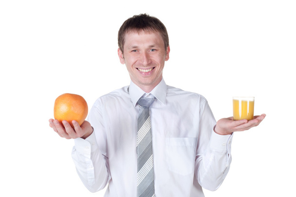 άνθρωπος που δείχνει το ποτήρι Πορτοκαλάδα και φρούτα στην κάμερα - Φωτογραφία, εικόνα