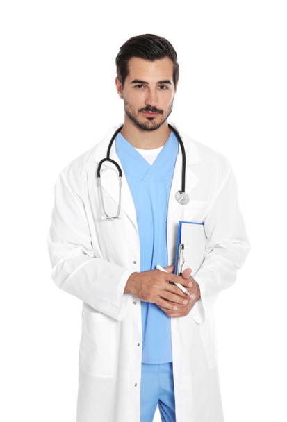 Joven doctor en uniforme con estetoscopio y portapapeles sobre fondo blanco. Servicio médico
 - Foto, Imagen
