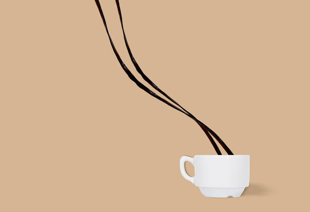 Dwa strumienie kawy w filiżance do kawy. Proces wytwarzania kawy w minimalistycznym stylu - Zdjęcie, obraz