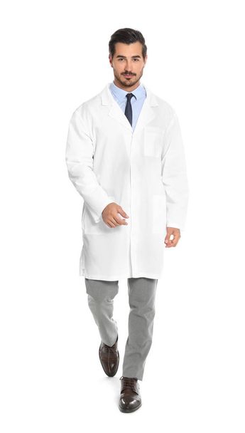 Fiatal férfi orvos séta a fehér háttér. Gyógyszolgáltatás - Fotó, kép