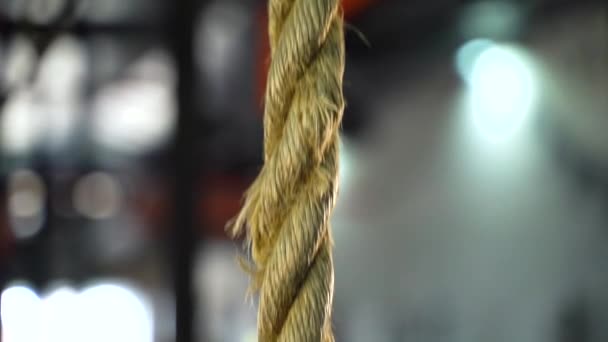 Close-up Crossfit-Seil zum Klettern in einer Crossfit-Turnhalle - Filmmaterial, Video