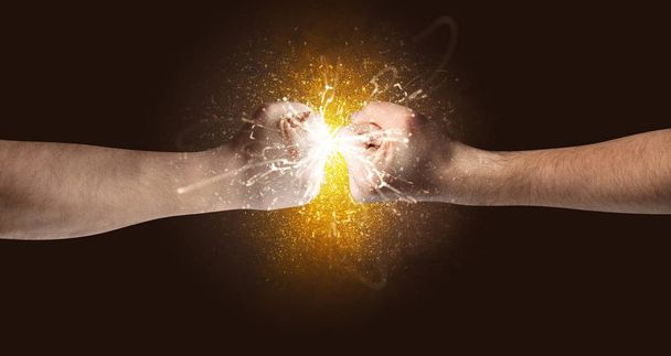 Luchando manos con concepto de explosión naranja
 - Foto, imagen