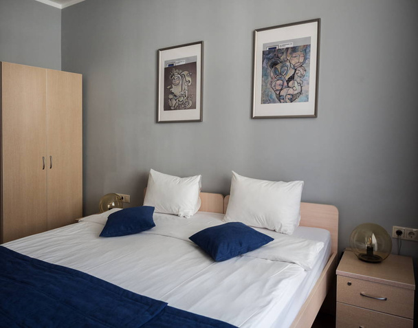 Nagy dupla ágy a Hotel 28 szobában Rosa Khutor. Oroszország Sochi 08 04 2019 - Fotó, kép