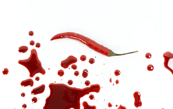 Ματωμένο κόκκινο πιπέρι στο λευκό φόντο, κενό για το σχεδιασμό. - Φωτογραφία, εικόνα
