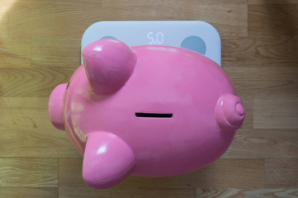 Piggy Bank sur une échelle de poids. Au-dessus du point de vue
. - Photo, image
