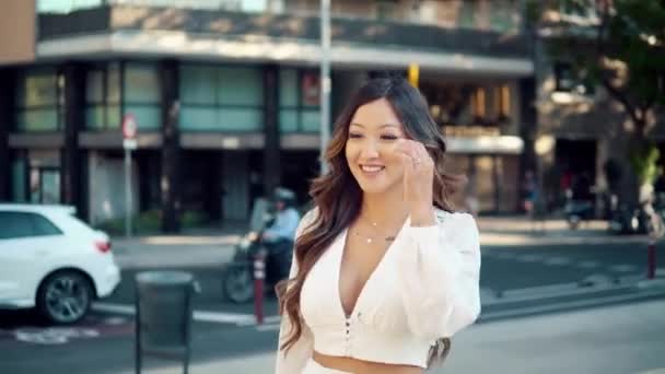 retrato de jovem elegante menina asiática na rua da grande cidade moderna
 - Filmagem, Vídeo
